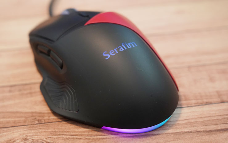 鼠标链接电脑使用时，鼠身上的 Serafim LOGO 与鼠尾部都有 RGB 灯光效果。