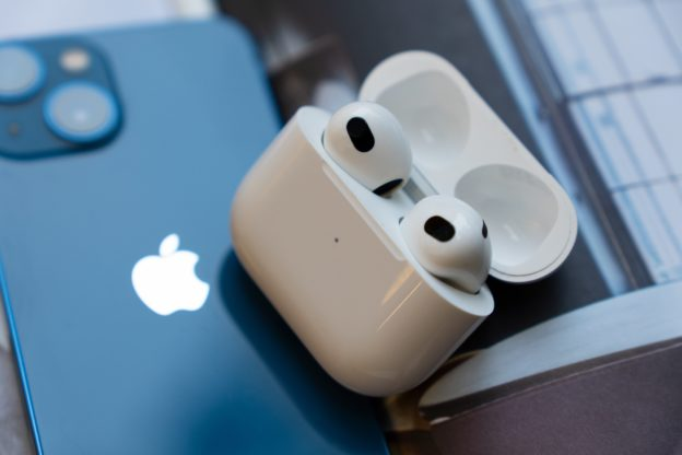 手边没 iPhone、iPad、Mac 替 AirPods 升级固件怎么办？