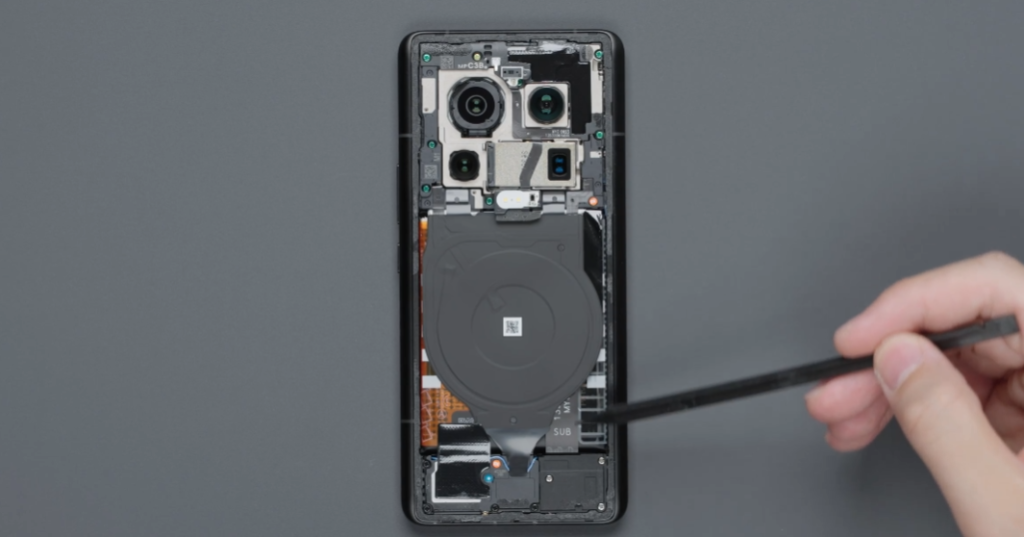 能打电话的相机？Xiaomi 13 Ultra拆解：除电池外后摄占地面积最大，几乎占满主板！