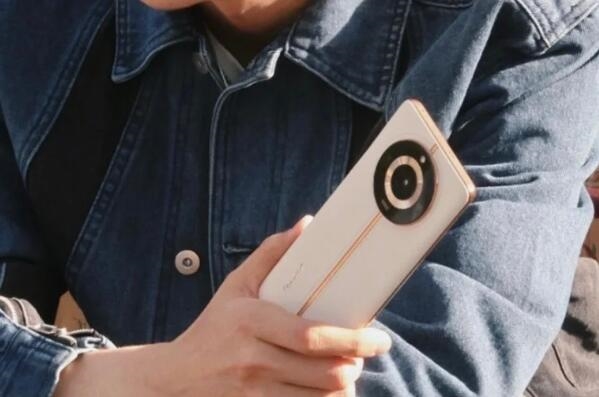 realme 11 Pro+真机照出炉！后置圆形镜组以及白色素皮后盖！