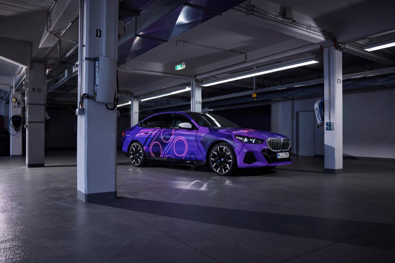 BMW 5系列纯电汽车引入AirConsole车载游戏平台，扫二维码即可将手机连接到屏幕，限在充电时游玩