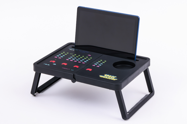功能超多只差不能玩！ 宝岛社推出「SPACE INVADERS Table Book」附属迷你折叠桌使用超方便！