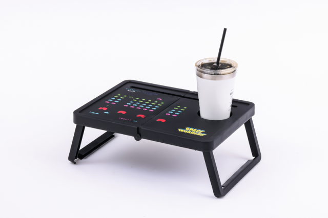 功能超多只差不能玩！ 宝岛社推出「SPACE INVADERS Table Book」附属迷你折叠桌使用超方便！