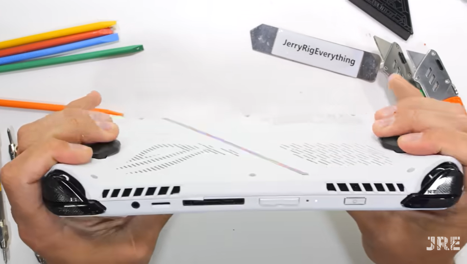 华硕电竞掌机 ROG Ally 够耐用？ 刀刮火烤、用力掰弯超测试结果出炉