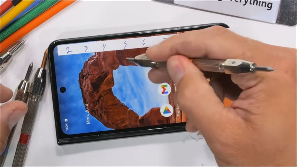 谷歌 第一台折叠机 Pixel Fold 太过脆弱，一凹就坏掉 - 电脑王阿达