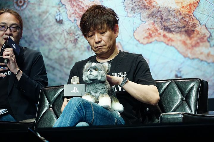 不忘逗弄托加尔玩偶的吉田直树。