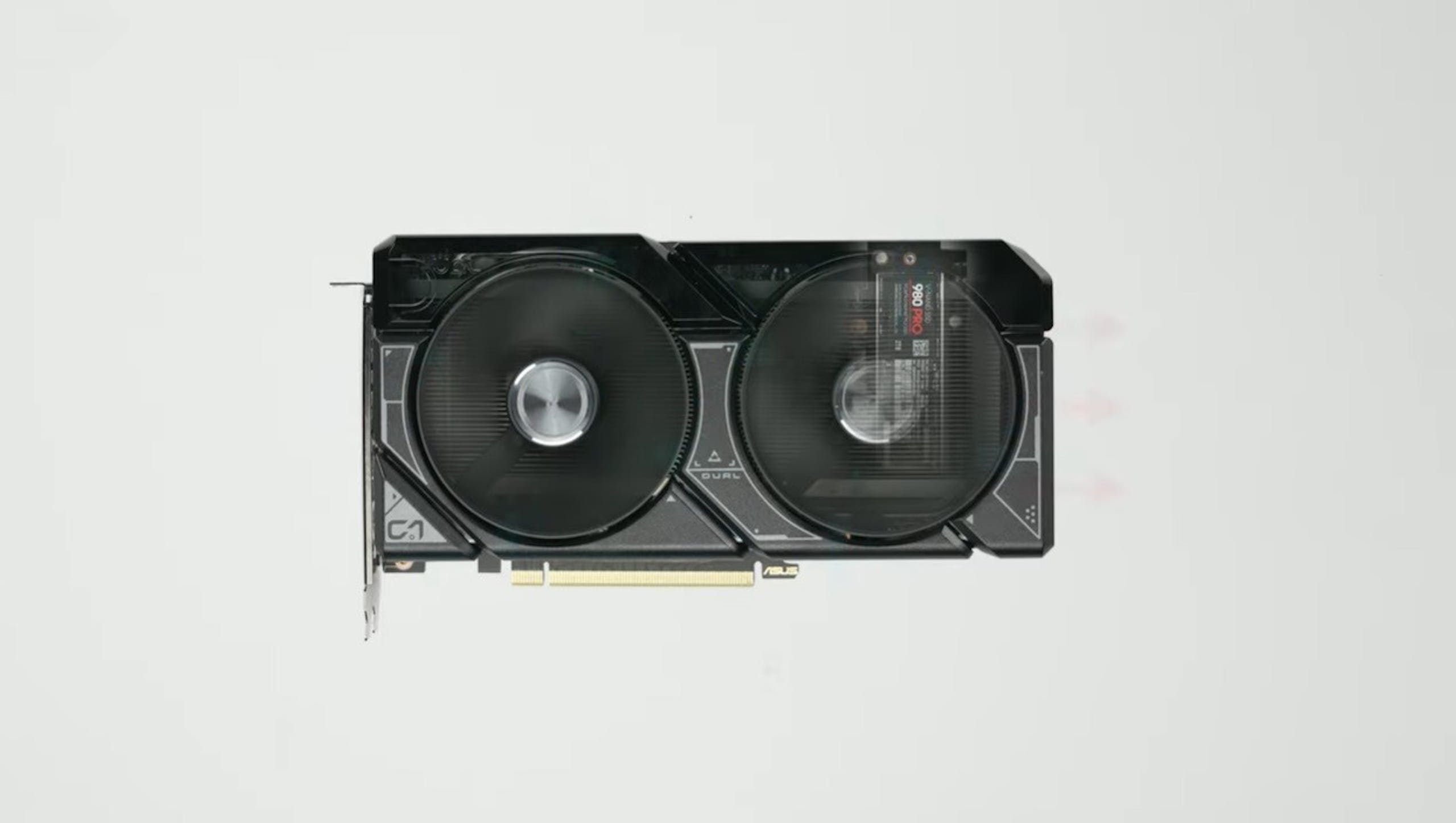 由于新一代主流级显卡只用了PCIe x 8通道，华硕天马行空的干脆在RTX 4060 Ti设了一条M.2插槽
