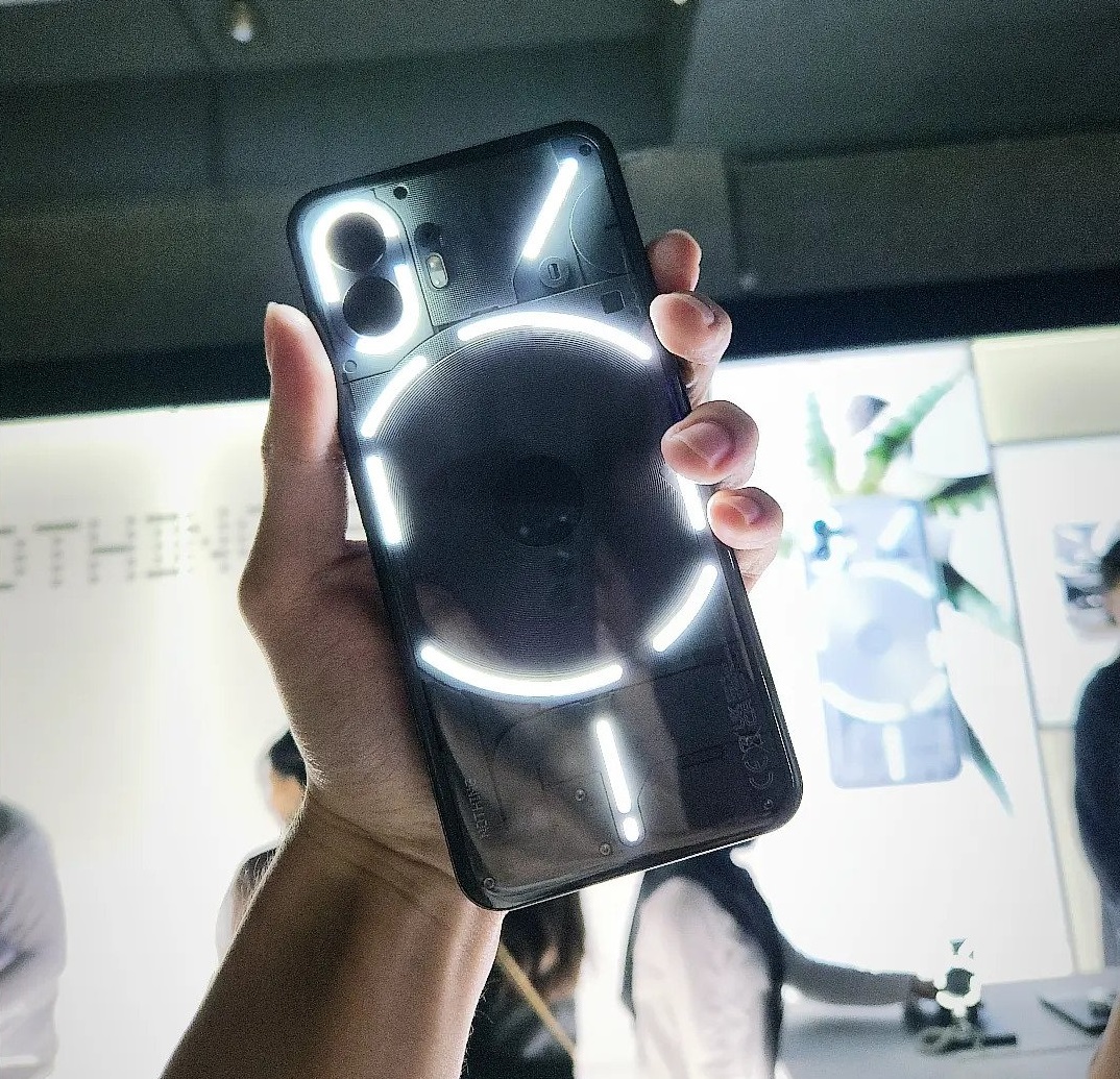 潮到爆的 Nothing Phone (2) 正式于马来西亚发布，售价由 RM 2,999 起！