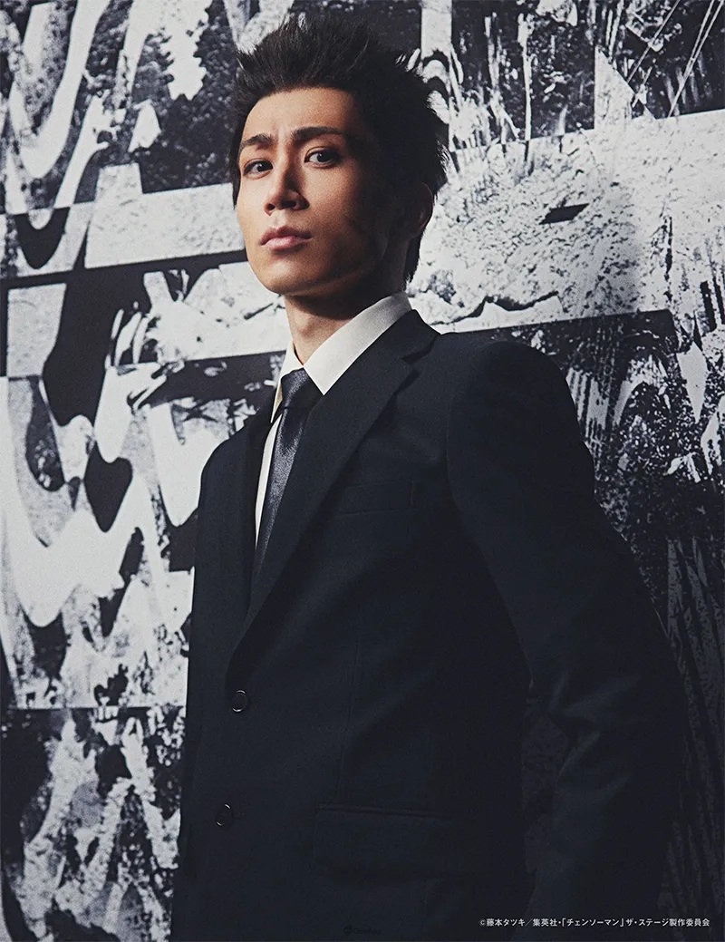 改编自 藤本树 创作漫画的真人舞台剧《链锯人》（チェンソーマン），继日前宣布 2023 年 9 月~10 月将于东京、京都上演，这回也释出了视觉海报及演员阵容。