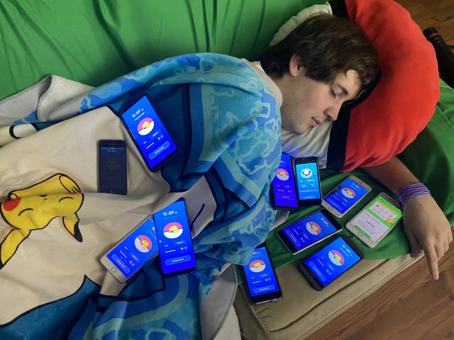 嘿你知道吗？ 《Pokémon Sleep》其实也能够刷色违？ 看看这名玩家床上到底几台手机