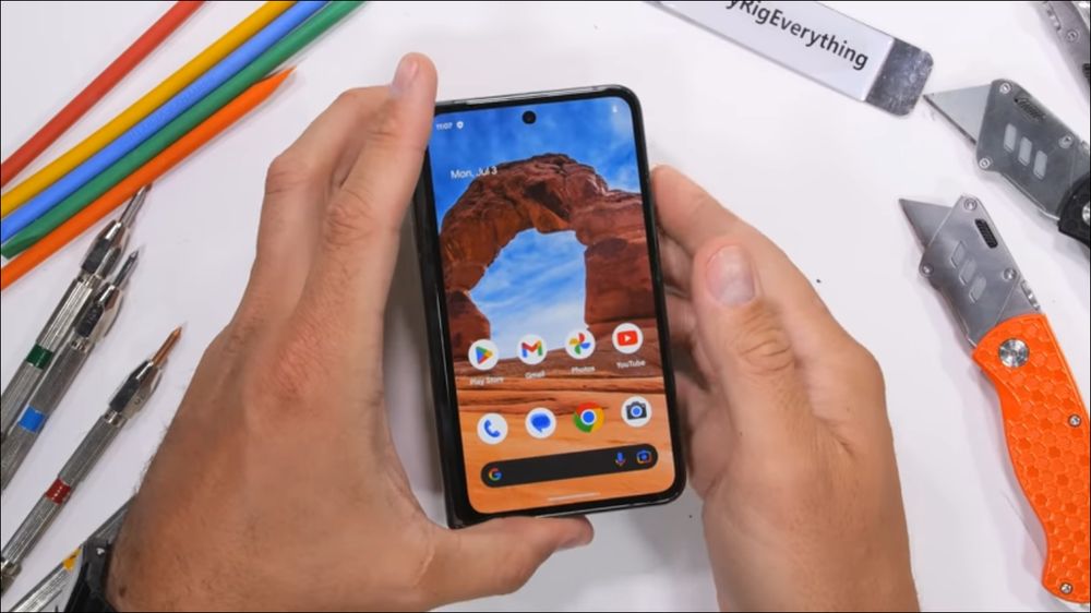 谷歌 第一台折叠机 Pixel Fold 太过脆弱，一凹就坏掉 - 电脑王阿达