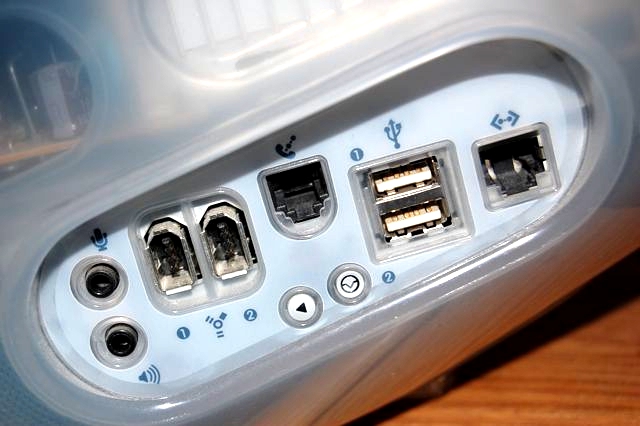 iMac 配备了电话线和网线两个接口