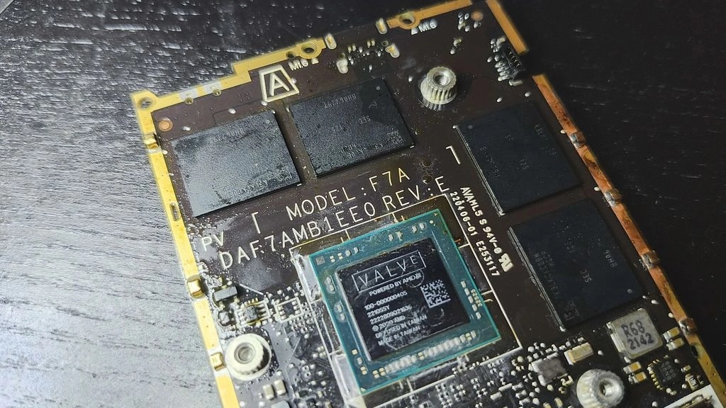发烧友改造Steam Deck游戏掌机：内存容量成功扩展至32GB！