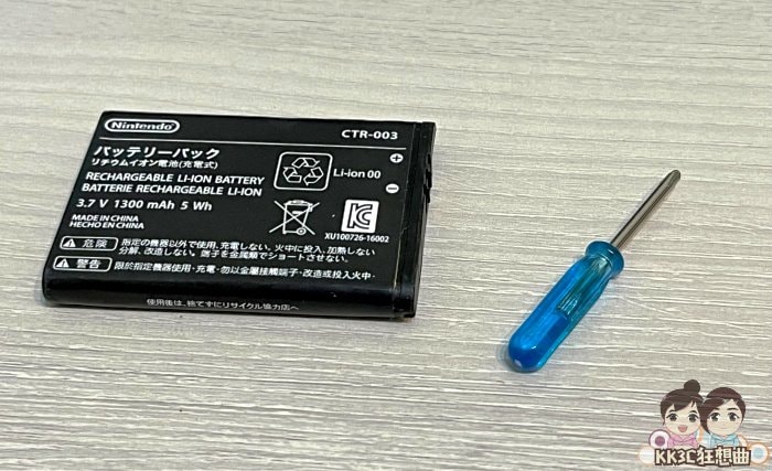 Switch Pro手把电池膨胀，换电池教学-01