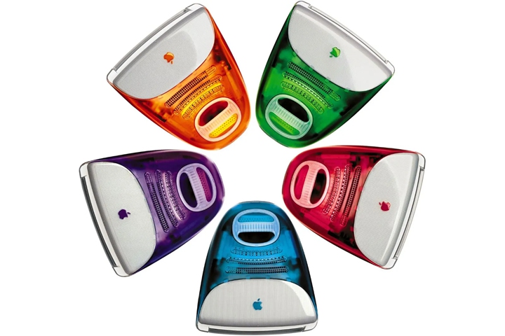 iMac G3 的外壳主要由两部分构成，下面是白色半透明的塑胶底座，上面则是有颜色的外壳