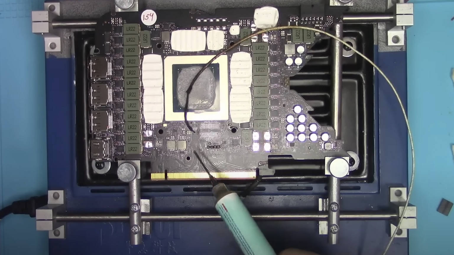 不只板卡厂，NVIDIA RTX 4090 FE 的 PCB 也裂开了？！