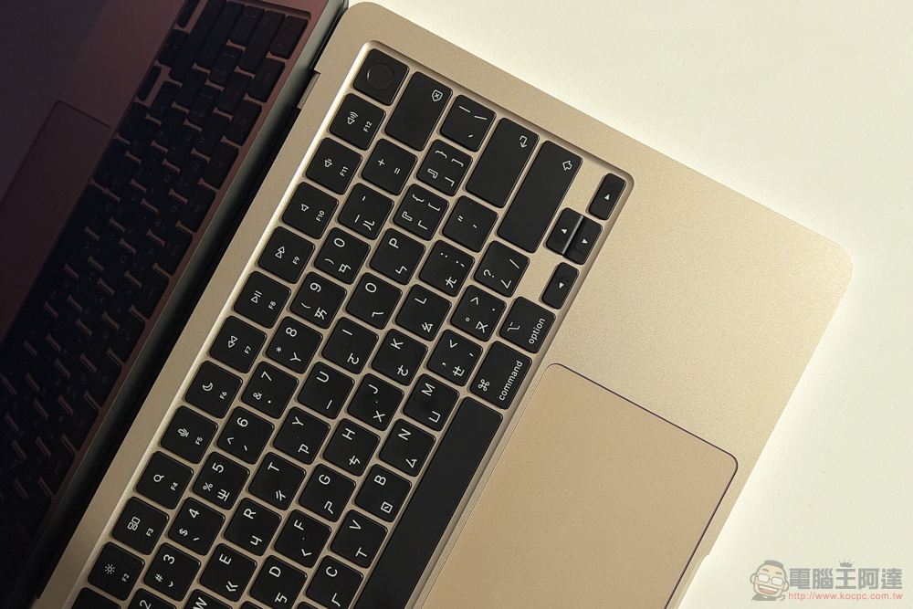 M2 MacBook Air 开箱体验 ：美型新设计与更强苹果芯片效能值得 M1 用户升级吗？ - 电脑王阿达
