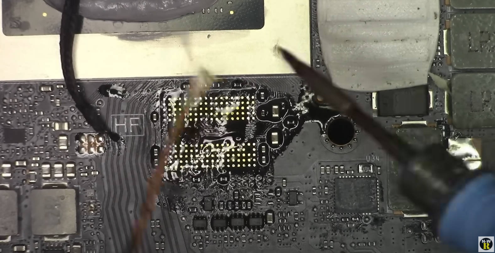 不只板卡厂，NVIDIA RTX 4090 FE 的 PCB 也裂开了？！
