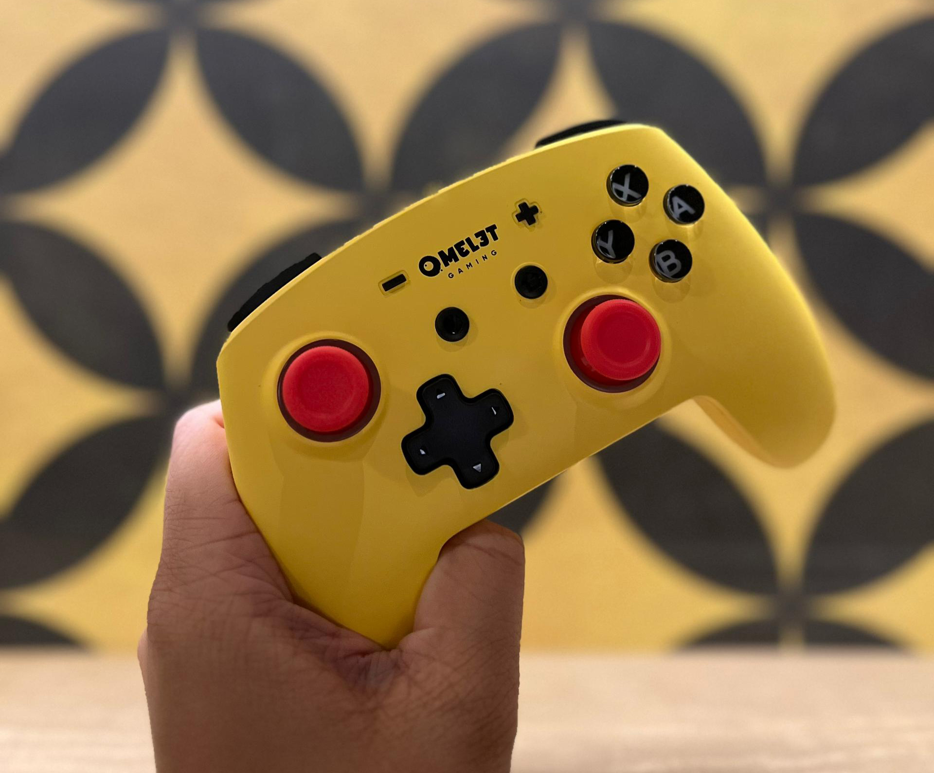 闪电配色 Omelet Pro+ 无线手柄：集轻便、好看、通用性于一身！