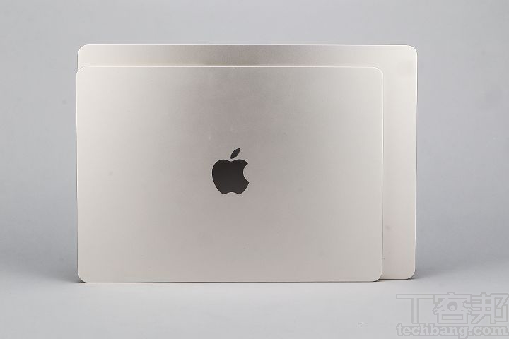 15寸MacBook Air明显比13寸大上不少，外出携带使用还是较不便，且还得准备大尺寸的包包才行。