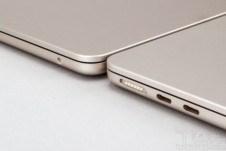 15寸MacBook Air的薄型设计仍相当出色，机身厚度为1.15厘米，只比13寸MacBook Air的1.13公分多了0.02厘米而已。