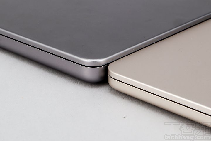 由机身厚度来看，14 寸 MacBook Pro 要比 15 英寸 MacBook Air 厚上不少，大约就是屏幕的厚度。