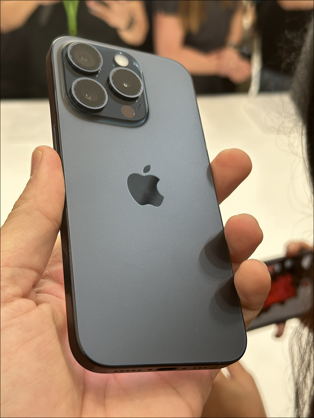iPhone 15 Pro 钛金属中框变色问题严重，尤其深色款式最为明显 - 电脑王阿达