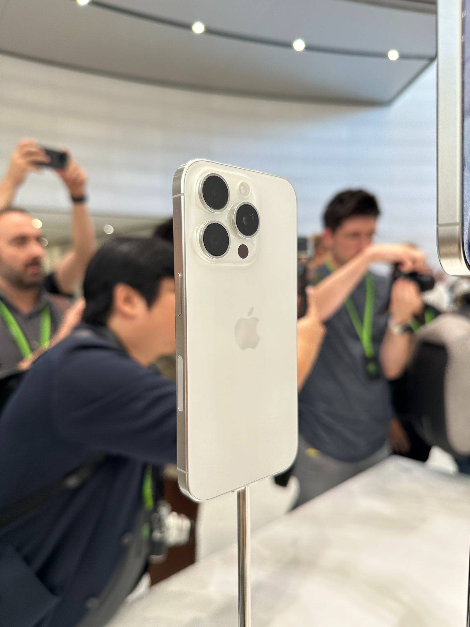 iPhone 15 Pro 钛金属白色实机照片、视频