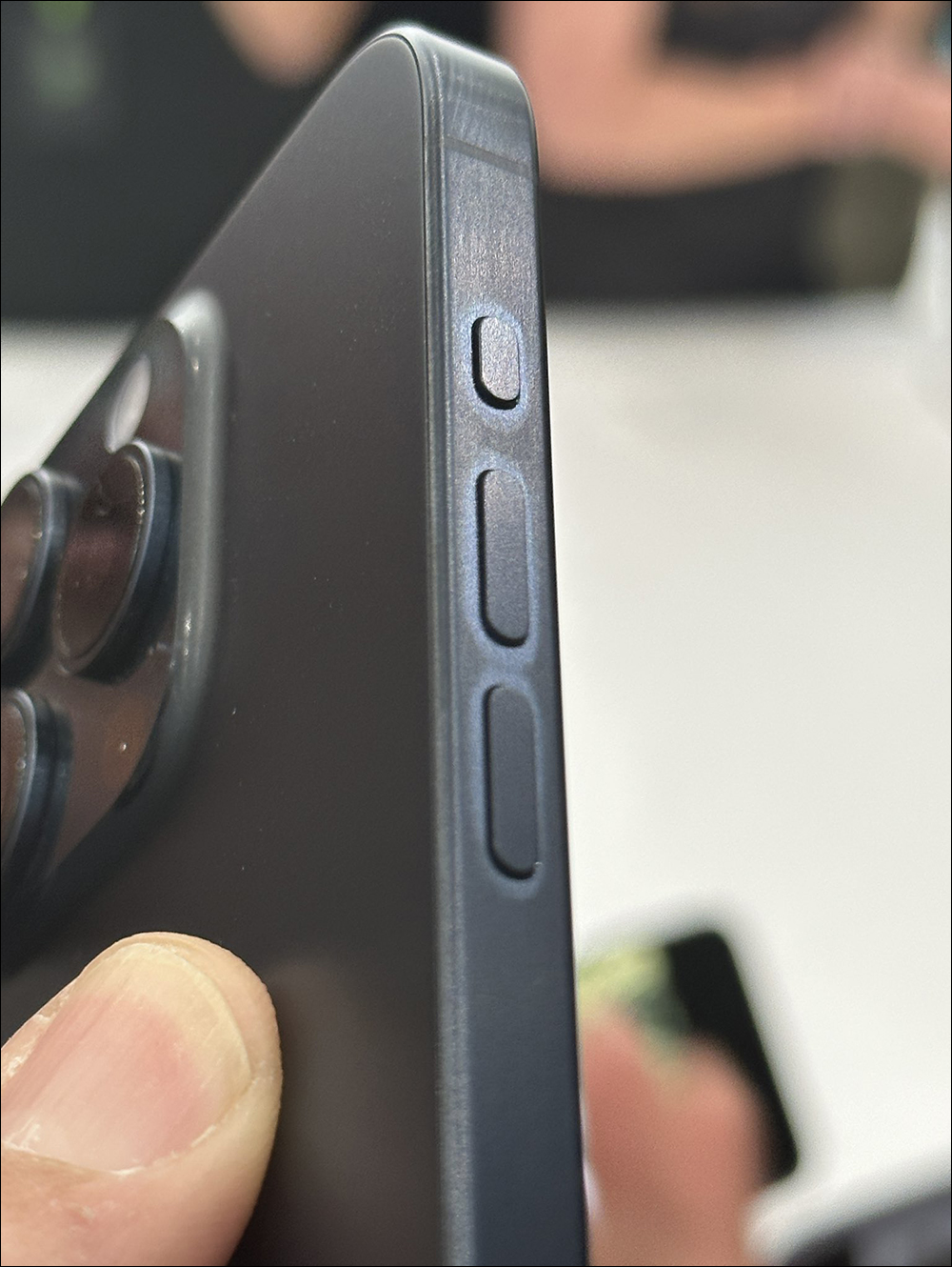 iPhone 15 Pro 钛金属中框变色问题严重，尤其深色款式最为明显 - 电脑王阿达