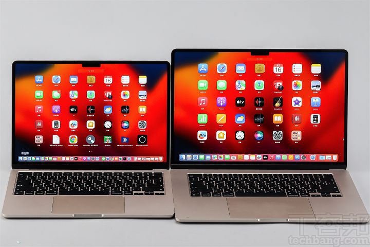 将13寸及15寸MacBook Air摆放在一起时，就能明显感受到萤幕大小的差异，就连App图标都跟着放大了。