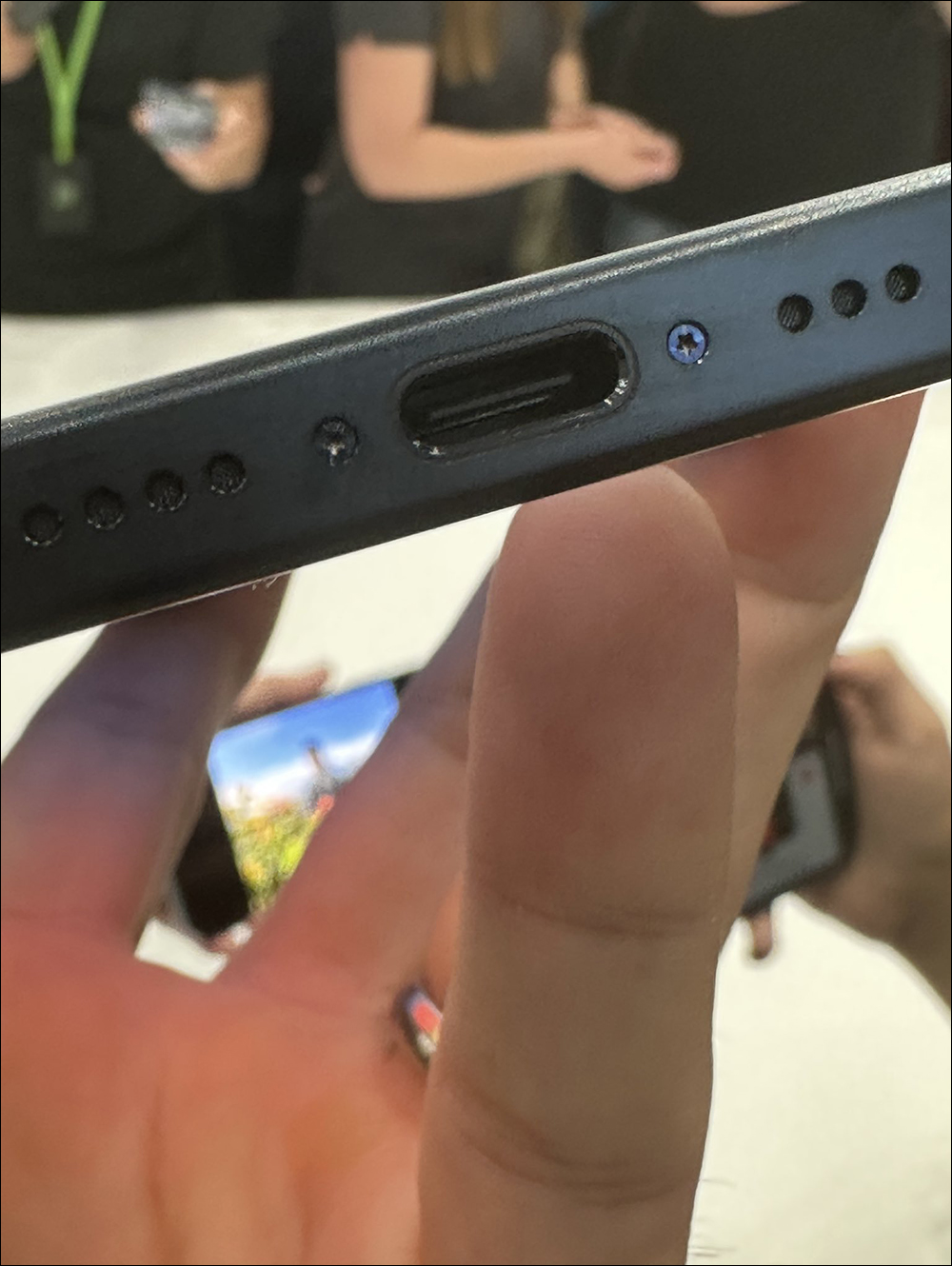 iPhone 15 Pro 钛金属中框变色问题严重，尤其深色款式最为明显 - 电脑王阿达