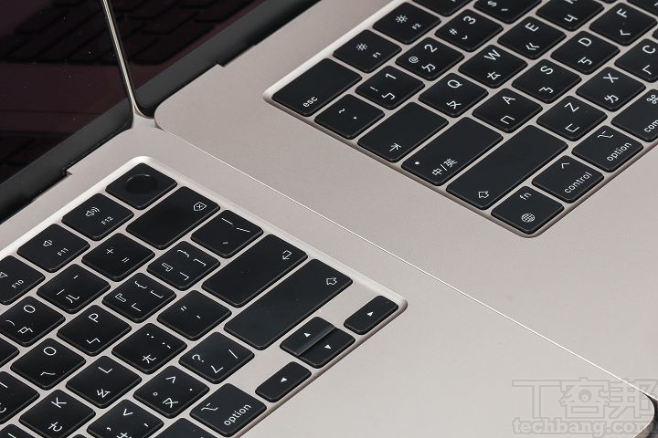 由于15寸MacBook Air机身较大，在键盘左右两侧的空间也相对变大，在打字时仿佛有大尺寸键盘的安心感。