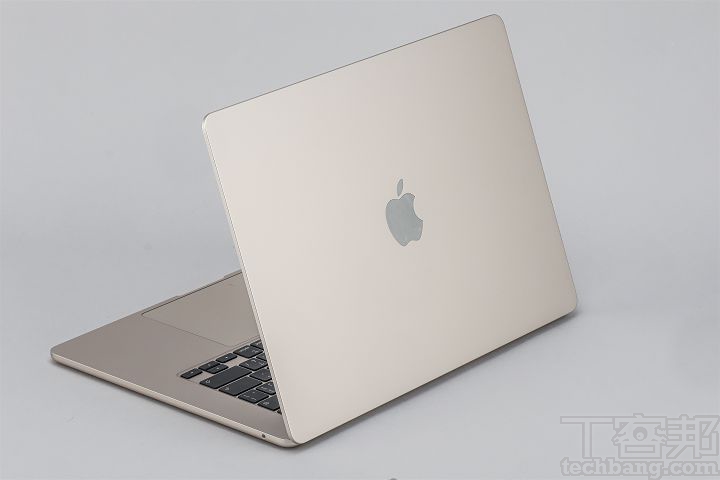 从外型来看，就像13寸MacBook Air的放大版，也就是采用与MacBook Pro相同的风格，此款星光色是银色中带有金色系，相当耐看的颜色。