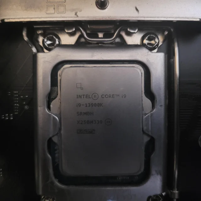 假 i9-13900K 已在市场流窜，国外网友买全新盒装版，打开后 CPU 没有硅裸晶 - 电脑王阿达