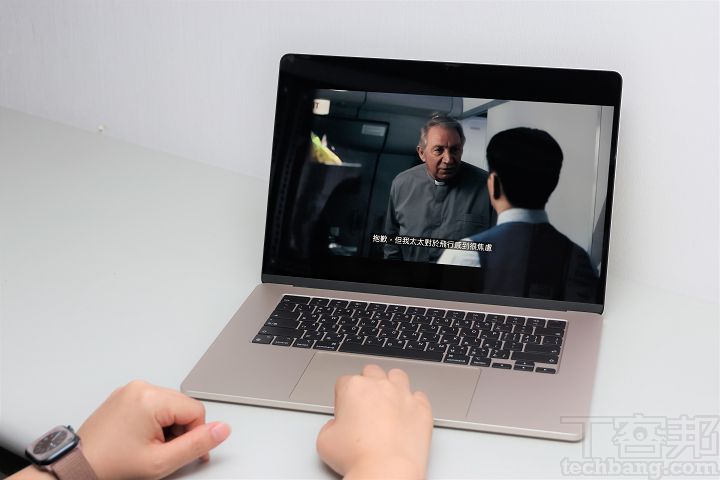 以15寸MacBook Air播放视频时，视觉享有大屏幕，听觉则因六扬声器音响系统，能够带来更好的音效。
