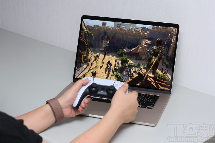 用15寸MacBook Air来玩游戏，再搭配Xbox或PlayStation游戏手把，将更有临场感。