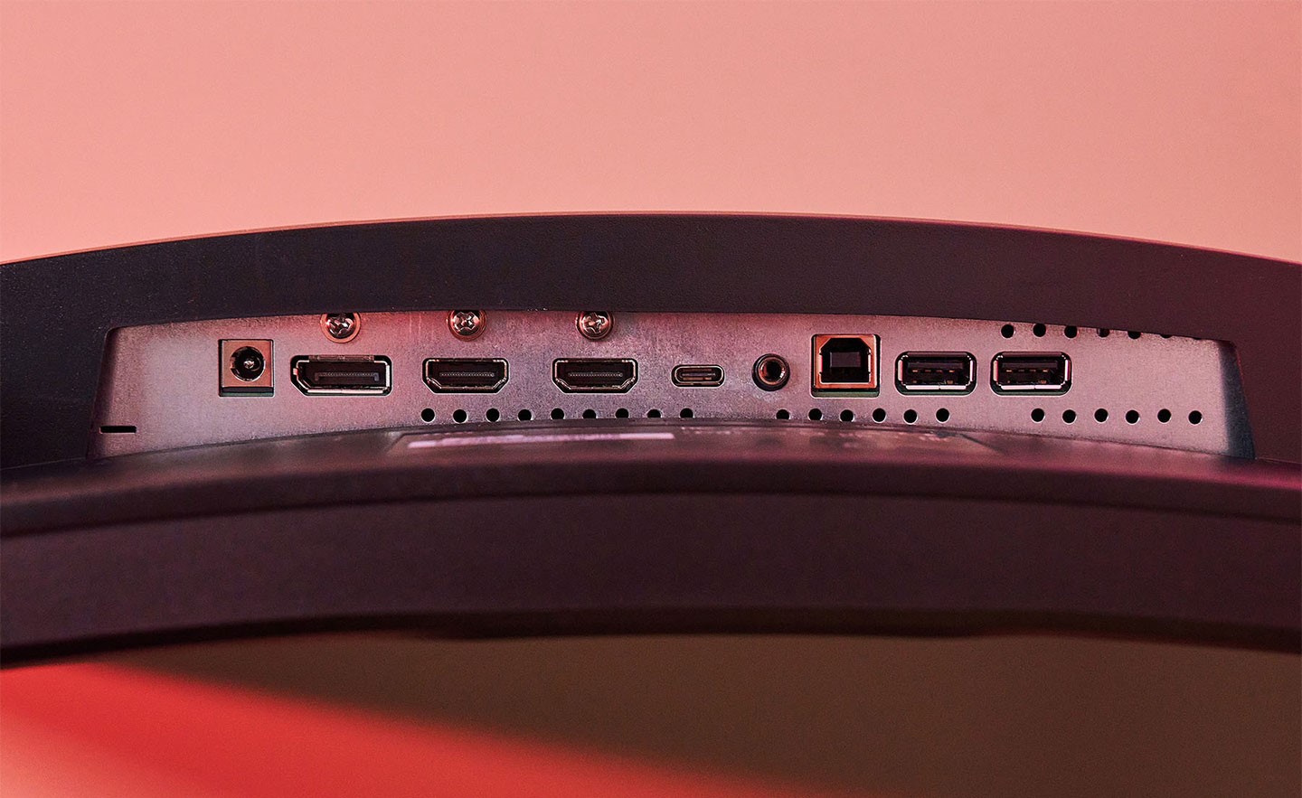 MAG 275CQRF-QD 的链接端口集中于机身底侧，包括电源接口、DisplayPort、两组HDMI、USB Type-C、3.5mm音源输出、USB Type-B（链接至电脑使用）与两组扩充的USB Type-A端口。