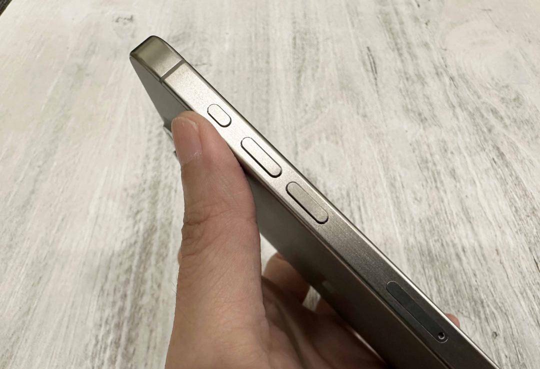 史上最贵强在哪？ 实测苹果iPhone 15 Pro双机 优缺点看这边