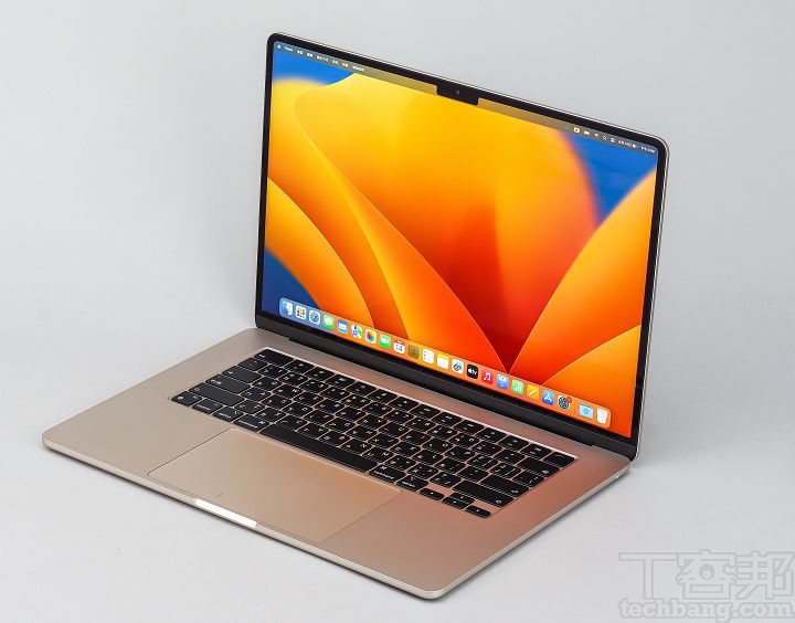 15寸MacBook Air的屏幕为15.3寸Liquid Retina显示器，具备2880x1864分辨率，亮度为500尼特，也采用「刘海」设计。