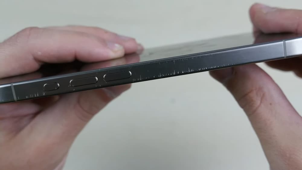 iPhone 15 Pro钛金属耐刮吗？ 实测边框抗刮超令人失望1