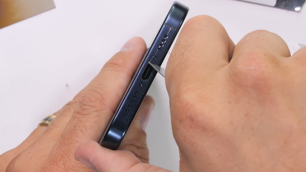iPhone 15 Pro钛金属耐刮吗？ 实测边框抗刮超令人失望3