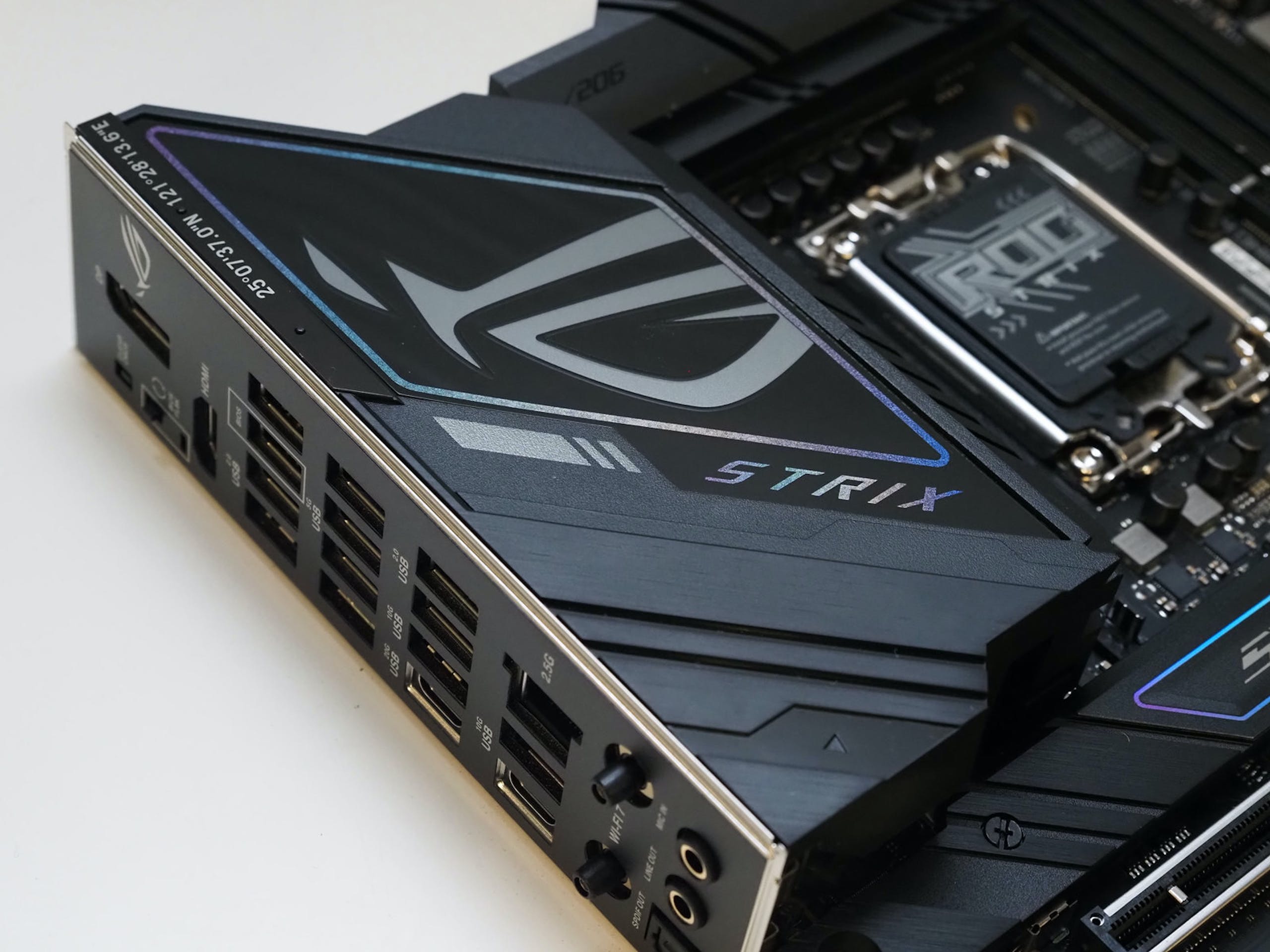 华硕ROG Strix Z790-F Gaming Wi-Fi II主板抢先看，采16+1相供电、支持WE-Fi 7、可装5条M.2 SSD