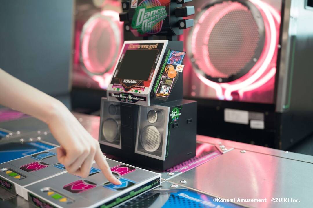 《Dance Dance Revolution》25周年1/5迷你版主机公开！用手指也可以劲舞！