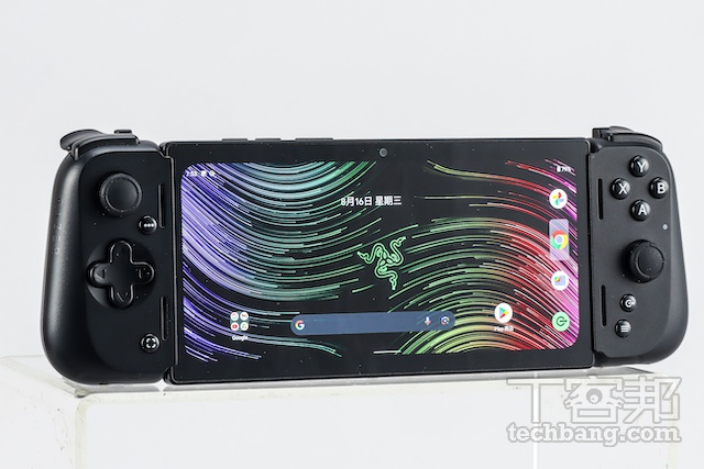 平板与手把组合机型态的Razer Edge是由平板电脑与Razer Kishi V2 Pro游戏控制器，两者组合而成。
