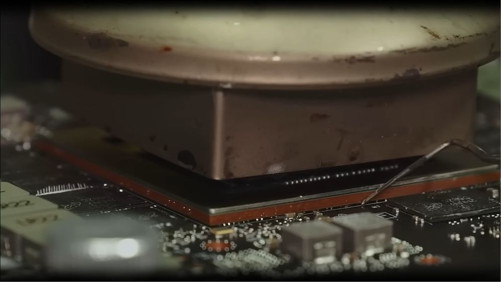 RTX 4090 维修有够惊，国外 Youtuber 卸除 GPU 芯片发现居然有虫 - 电脑王阿达