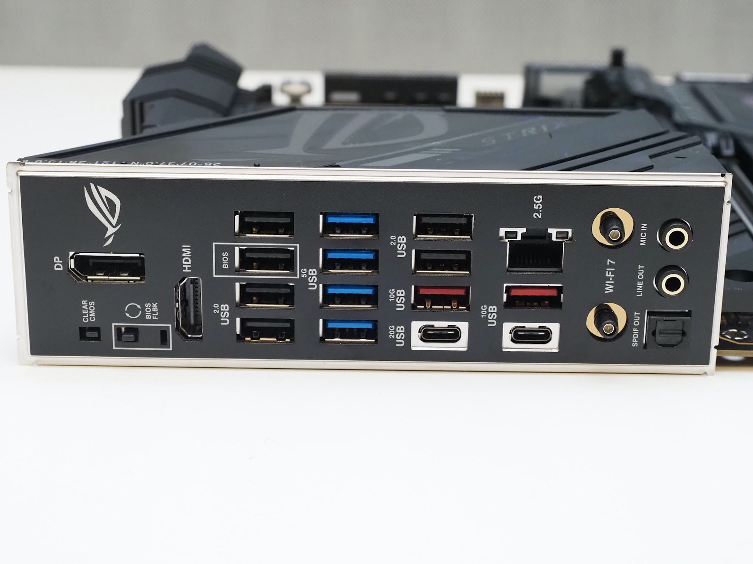 华硕ROG Strix Z790-F Gaming Wi-Fi II主板抢先看，采16+1相供电、支持WE-Fi 7、可装5条M.2 SSD