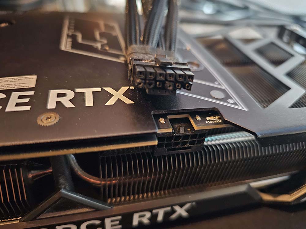 经过了一年，又有人的 NVIDIA RTX 4090 的 16Pin 电源线接口熔化了 - 电脑王阿达