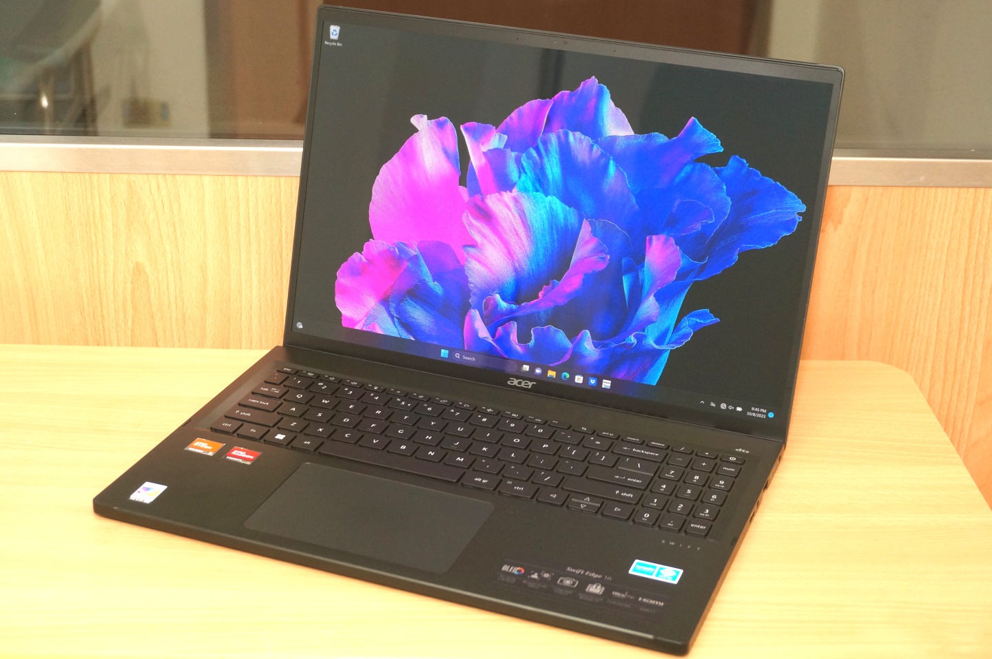 Swift Edge 16搭载分辨率为3200 x 2000的16寸OLED屏幕，并支持100% DCI-P3色域覆盖率、VESA DisplayHDR True Black 500，能够带来亮丽的视觉体验。 （由于撰稿期间笔者因个人健康因素住院中，故无法于摄影棚拍摄照片，敬请见谅）