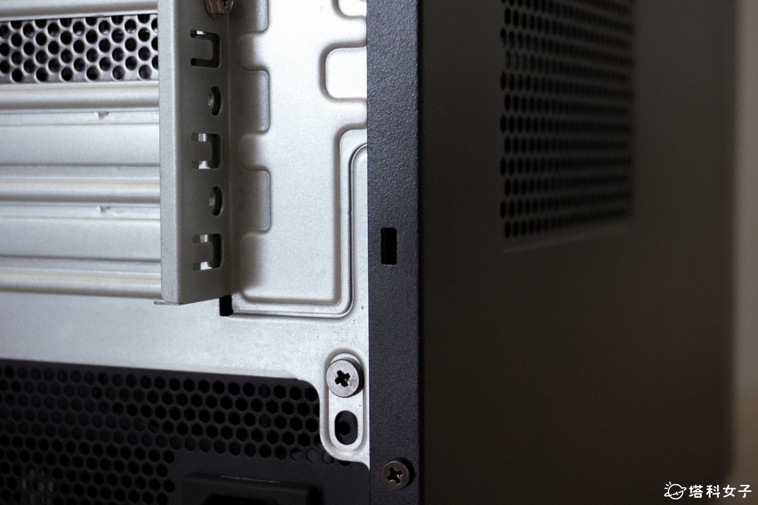 微星 MSI PRO DP180 商务主机：防盗锁