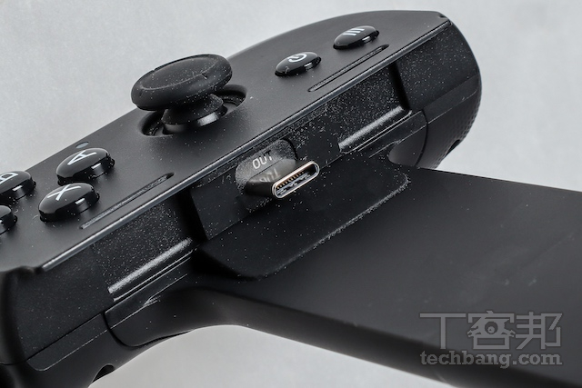 伸缩式支撑板Razer Kishi V2 Pro手把透过USB-C与Razer Edge互相连接，拉开支撑板即可夹上。